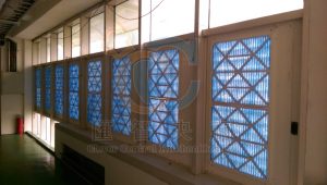 空氣濾網搭配百葉窗，過濾進入廠區的新鮮風